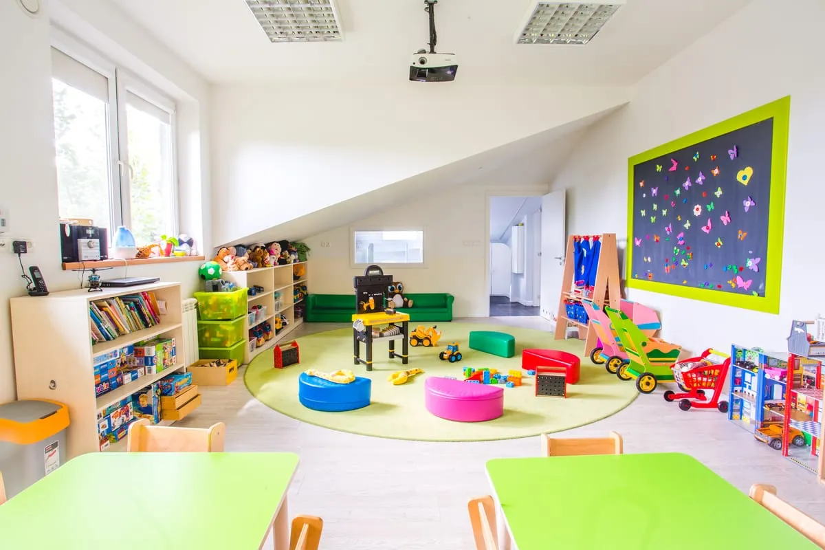 Przytulna, jasna sala przedszkolna Akademii Maluchów