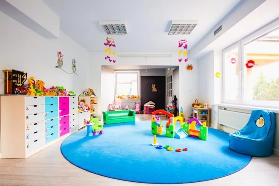 Kolorowa sala zajęć z pomocami edukacyjnymi